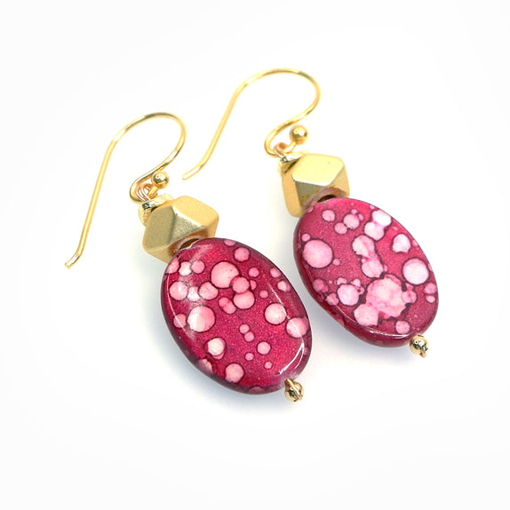 PHLE184b-DP : Fuchsia and mottled oval shell earrings